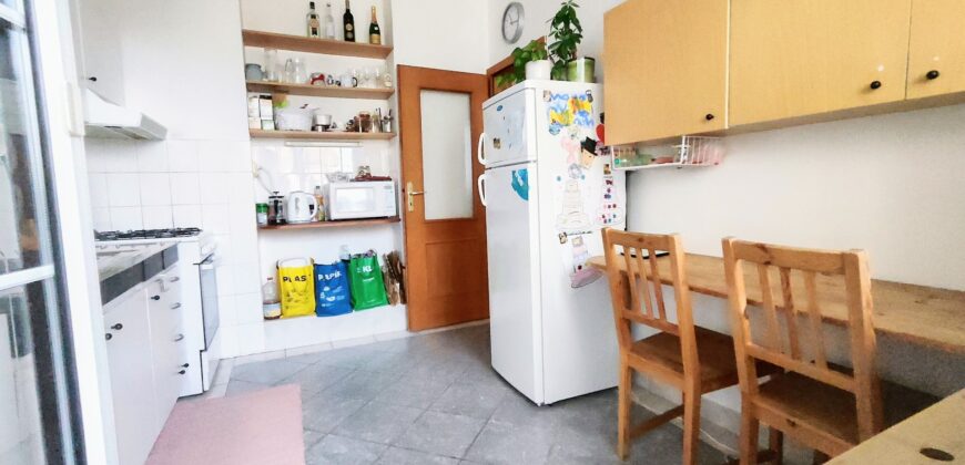 3 izb. na začiatku Petržalky Hálová s nepriechodnými izbami